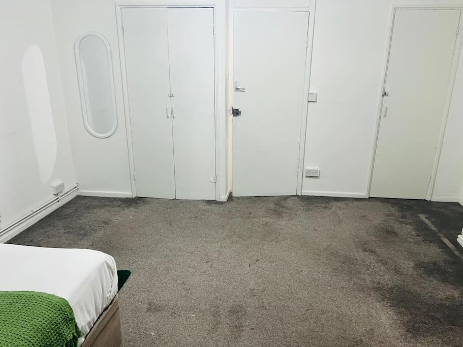 Fantastic Flat In Great Location Apartment *